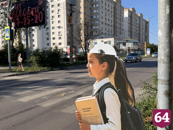 В Энгельсе вандалы сломали еще несколько предупреждающих макетов школьниц 