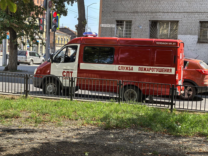Саратовские пожарные тушили 5 автомобилей и гараж